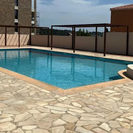Kemping Mobil Spacieux Avec Terrasse Pour 6 Personnes - Api-1-52-937